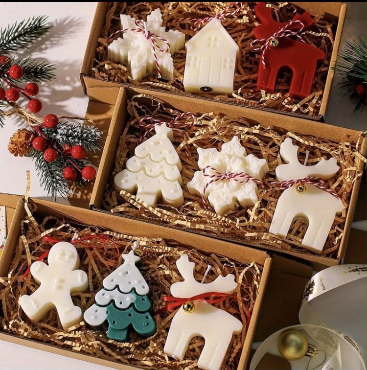 Cajas de regalo con figuras navideñas de árboles, renos, copos y casitas